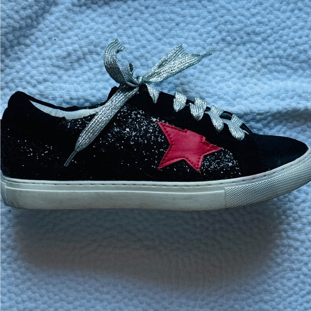 Trendy Black Sneakers with Red Star and Silver Laces